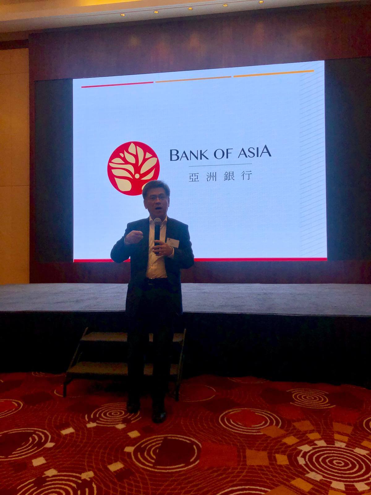 亚银国际金融集团首席执行官梁建文先生向与会者介绍集团概况