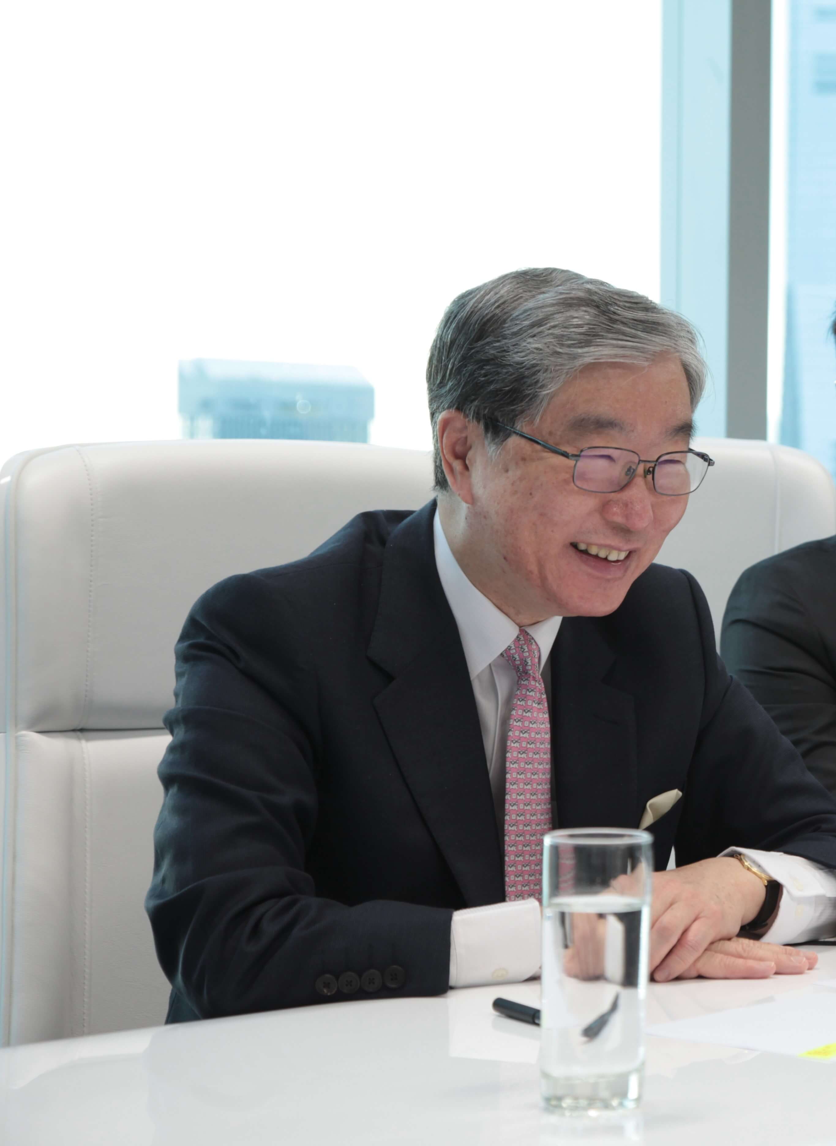 亚洲银行创办人及主席温嘉旋在加入“一带一路服务机制”合约上签字，正式成为其中一员。